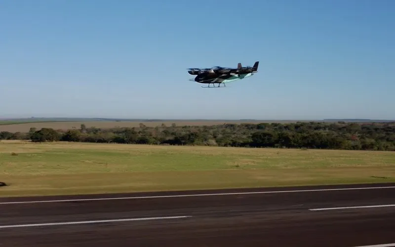eVTOL de subsidiária da Embraer realiza primeiro voo de transição