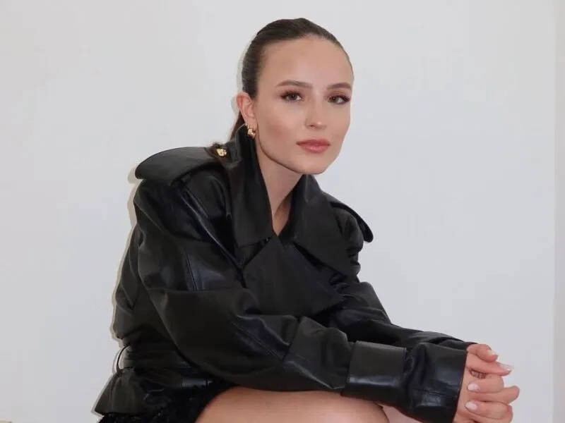Larissa Manoela deixa filme sobre Carmem Miranda após diretor antecipar gravações