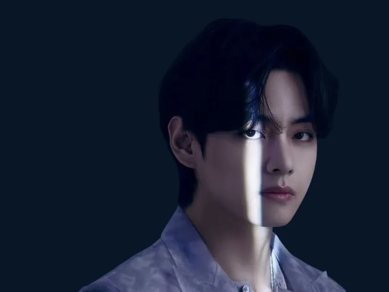 V, do BTS, revela tratamento para perda auditiva em um dos ouvidos