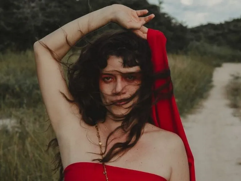 Nathalia Queiroz lança álbum inspirado no livro “Pássaras Auroras”; confira