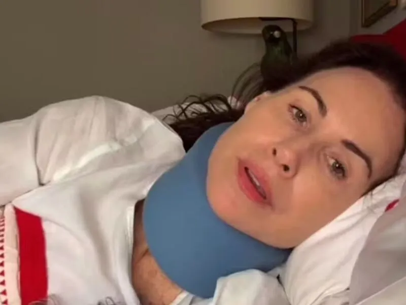 Atriz Minnie Driver sofre acidente de carro na França e fica imobilizada