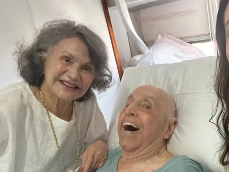 Rosamaria Murtinho atualiza estado de saúde de Mauro Mendonça após fotos do ator em home care