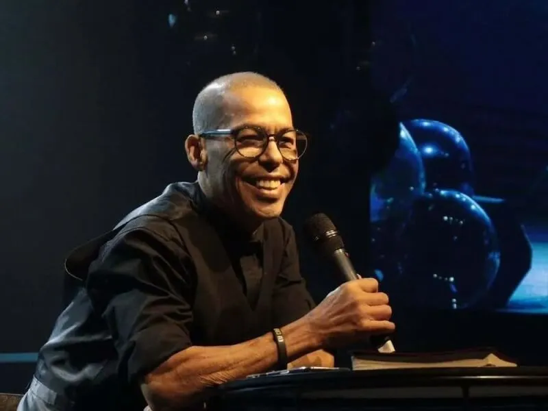 Cantor gospel e pastor Marquinhos Menezes morre de câncer em Niterói