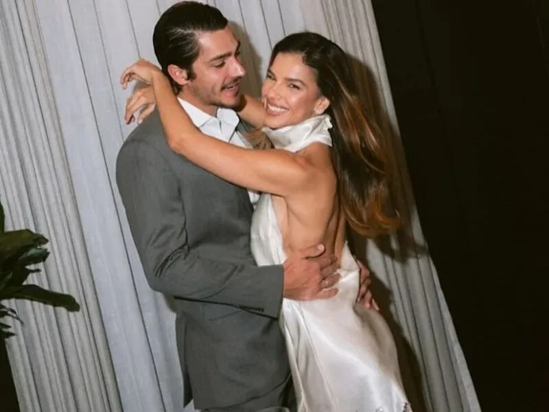Mariana Rios e Juca Diniz oficializam noivado em jantar intimista