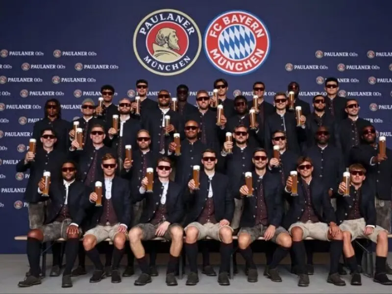 Bayern entra no clima da Oktoberfest e jogadores posam com trajes típicos da Baviera