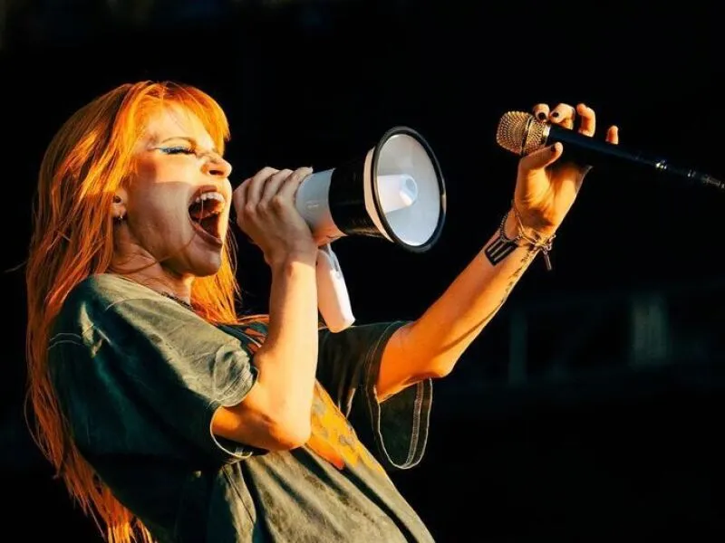Hayley Williams se pronuncia sobre a morte do ex-marido, Chad Gilbert