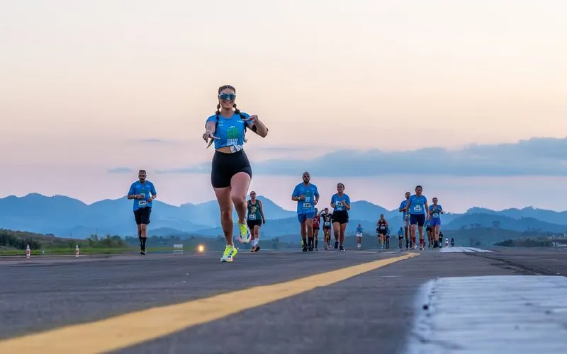 Aeroporto em Minas Gerais realiza corrida durante o pôr do sol