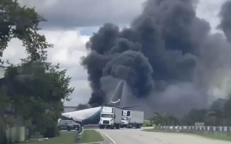 Boeing 767 da Amazon sai da pista e sofre acidente em Miami