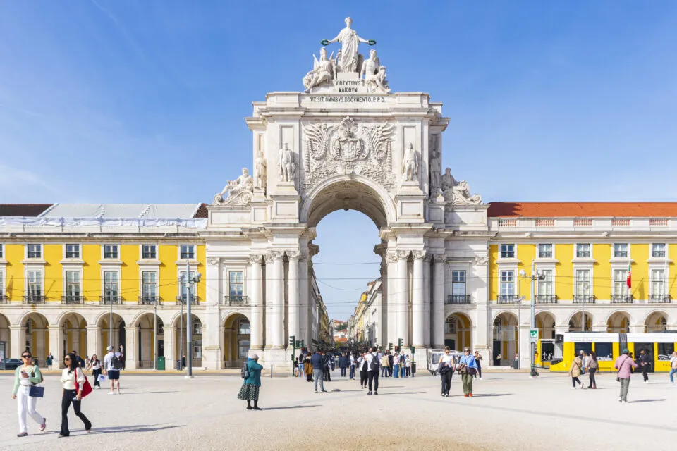 Brasileiros pagam pela cidadania portuguesa e reclamam de falta de transparência