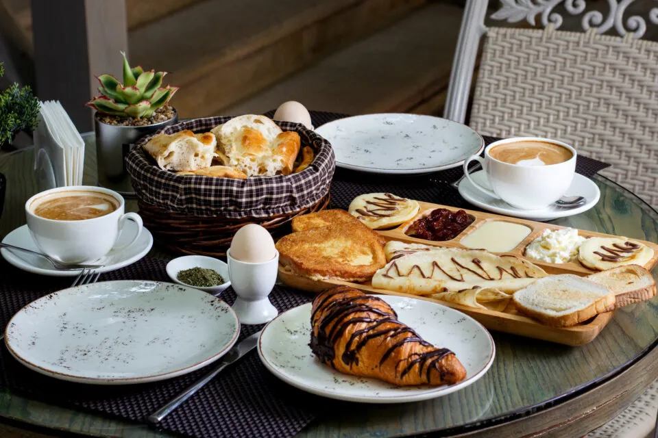 Café da manhã grátis é o benefício mais desejado em viagens de negócios, diz Hoteis.com
