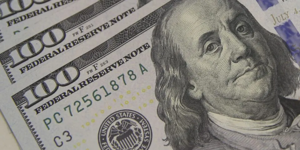 Dólar cai a R$ 5,08 e atinge menor valor em um mês