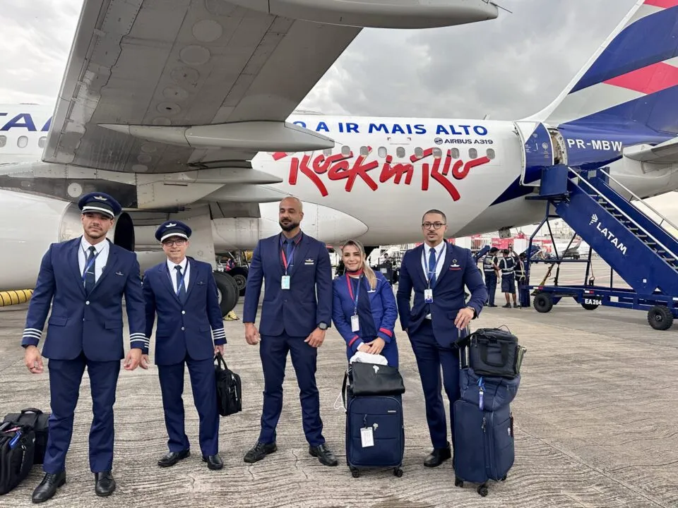 Em ação especial para o Rock in Rio 2026, Latam realiza show de Cat Dealers a bordo de ponte aérea