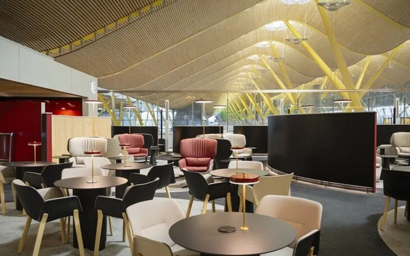 Iberia abre sala premium com bar 360º e suítes de descanso