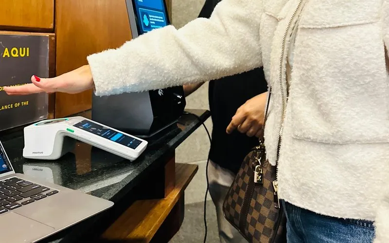 Identificação por biometria palmar será testada no aeroporto de Curitiba