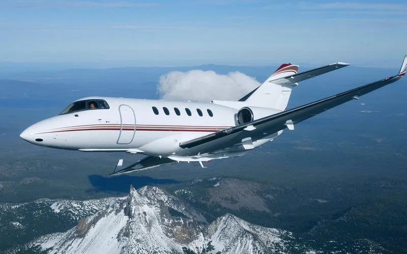 Internet da Starlink chega aos jatos Hawker 700, 800 e 900