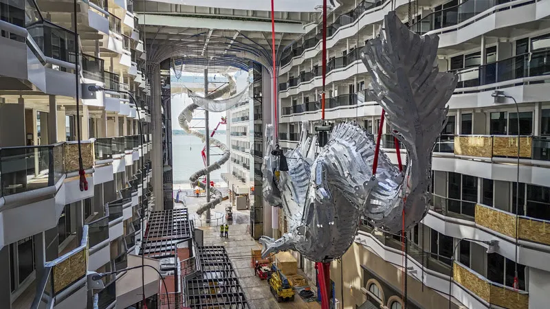 MSC Cruzeiros conclui instalação de escultura de dragão no MSC World Asia