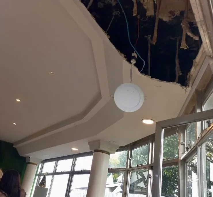 Parte do teto de capela no Cristo Redentor cai e atinge turista