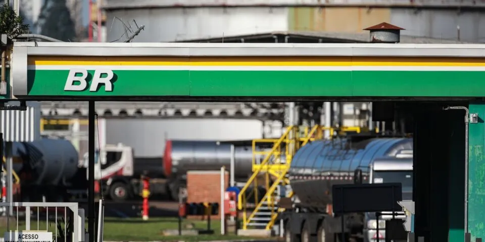 Petrobras aumenta diesel, mas subsídio mantém valor final; entenda
