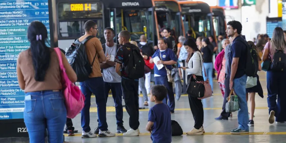 Setor de serviços fica estável em julho e sobe 2,4% em 12 meses