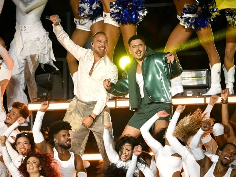 Show de Pedro Sampaio e Ricky Martin animam Maracanã em intervalo de jogo da NFL