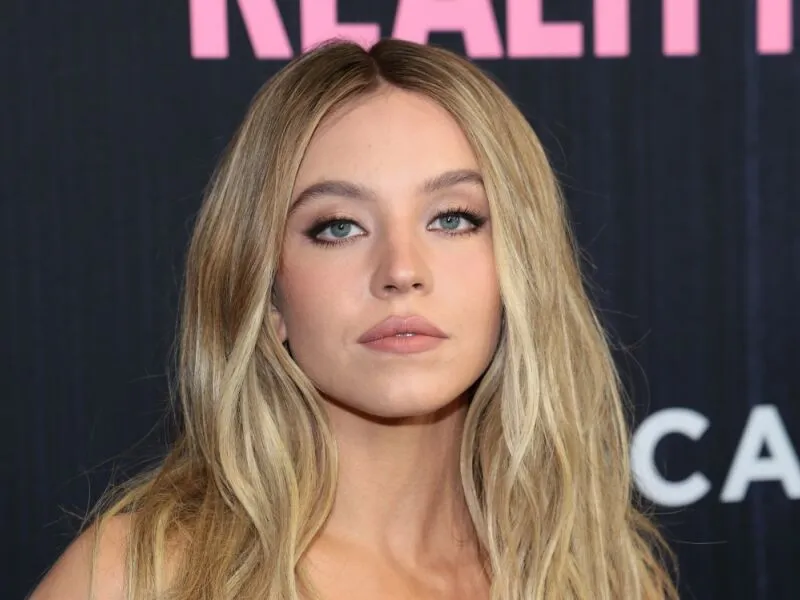 Anúncio publicitário com Sydney Sweeney nua gera indignação entre atletas