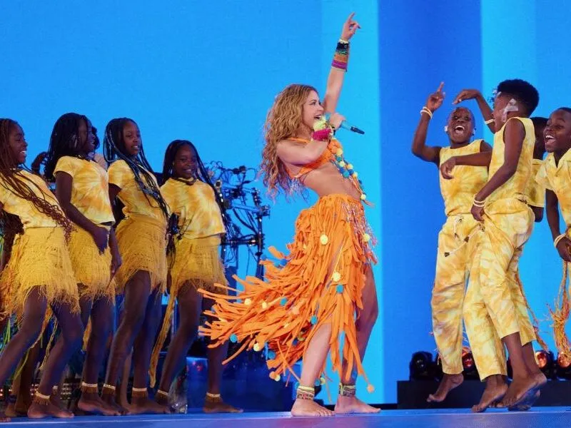 Shakira reencontra Ghetto Kids em show na Espanha e cumpre promessa feita às crianças