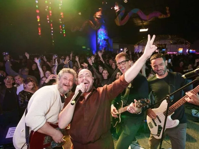 Tiago Abravanel comanda a noite de estreia do “Baile do Hidden”, no Bairro do Recife