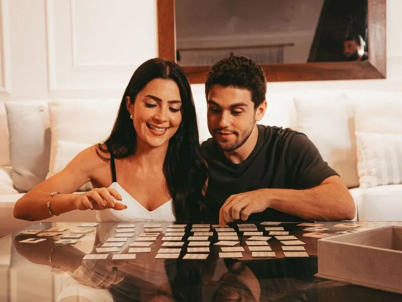 Novelinhas verticais do Globoplay trazem tramas simplistas embaladas no padrão Globo de produção