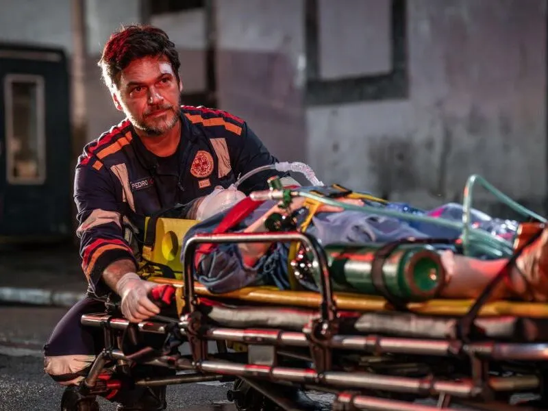 Emilio Dantas vive o cirurgião bipolar Pedro em “Emergência 53”