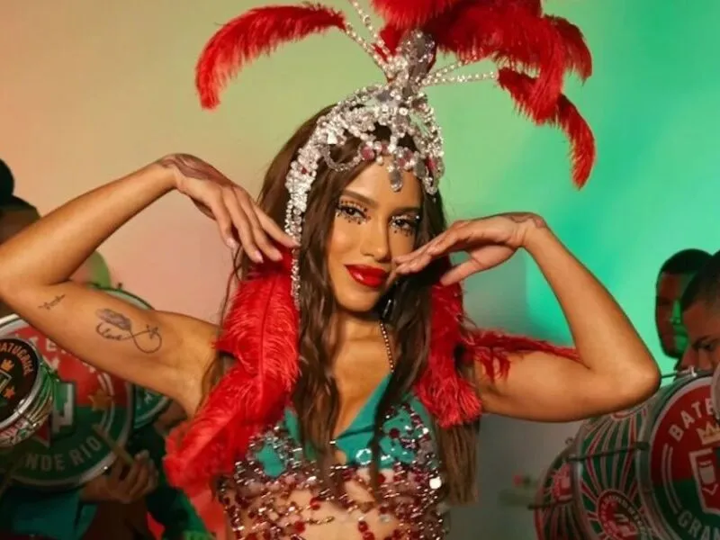 Anitta é coroada rainha de bateria da Grande Rio; veja como foi