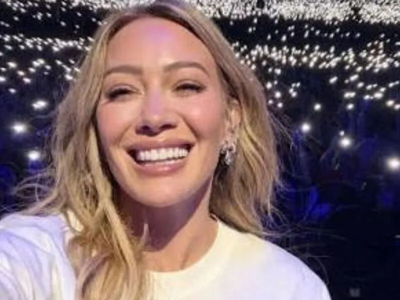Hilary Duff anuncia show em SP para 2027; saiba data, local e como garantir o seu ingresso