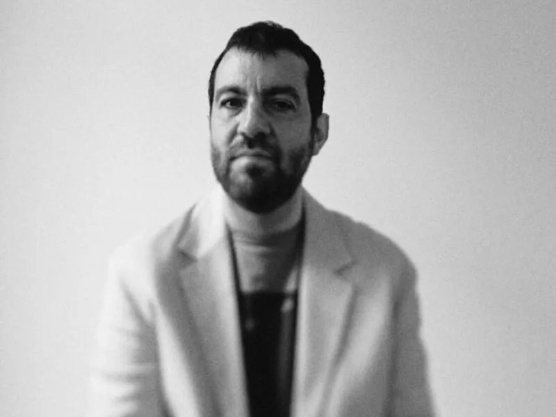Kiko Dinucci mergulha no analógico em clipe de “Como Foi?” e anuncia novo álbum