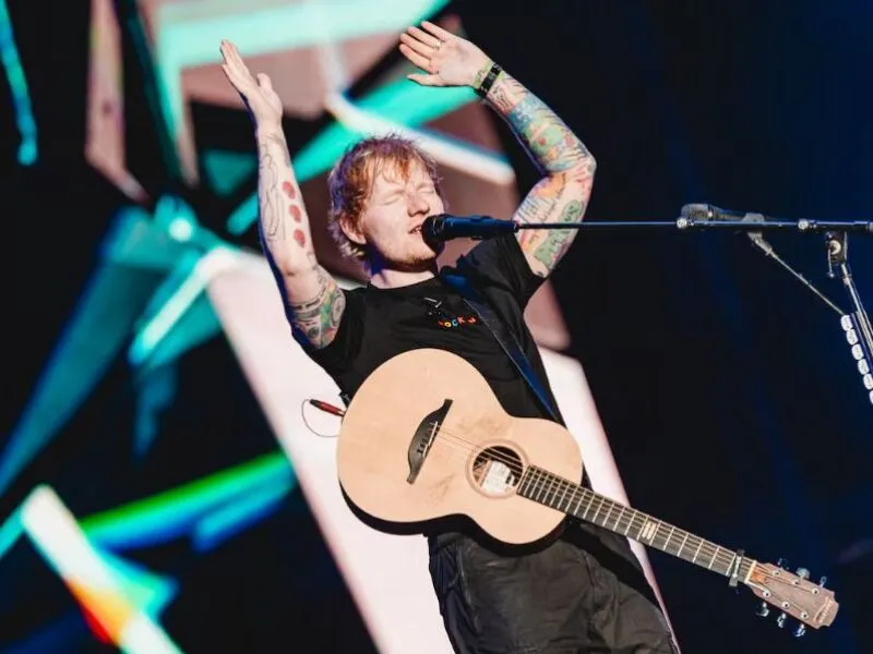 Ed Sheeran se manifesta após saída de Macklemore da turnê por apoio à Palestina