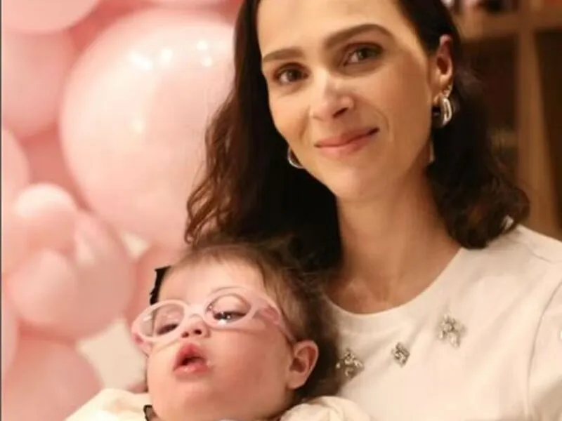 Filha de 4 anos de Juliano Cazarré é internada e mulher do ator pede orações: “Que seja breve”