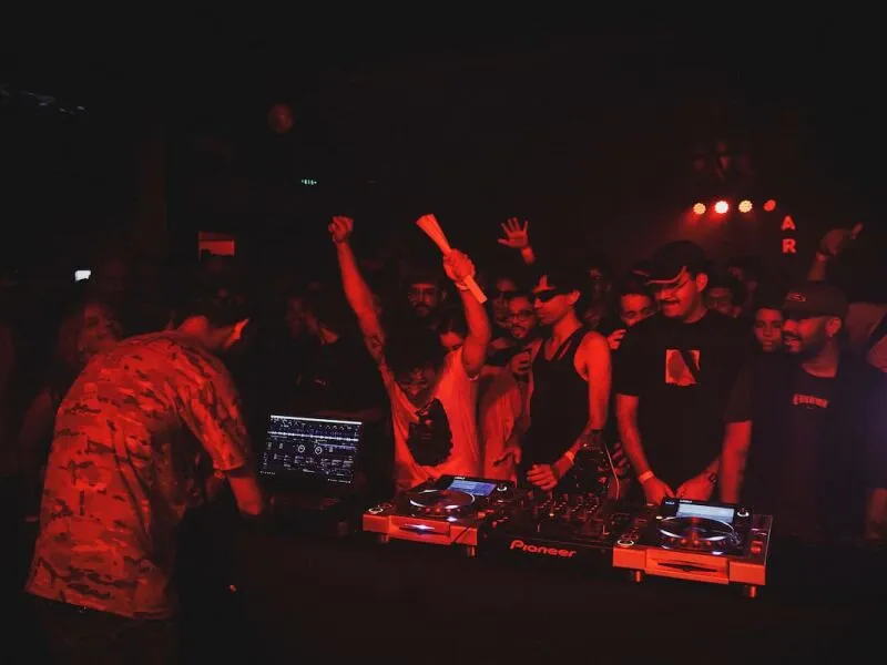 Música eletrônica underground movimenta o Bairro do Recife em mais uma edição da festa ‘ROTAS’