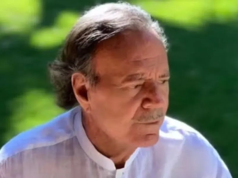 Julio Iglesias é alvo de nova denúncia por agressão sexual e trabalho forçado