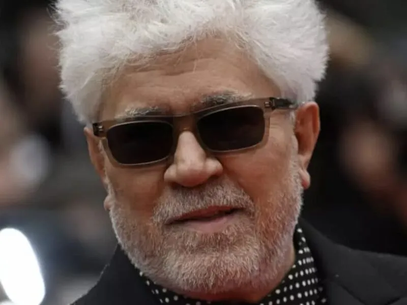 Almodóvar visita acampamento de protesto contra crise habitacional na Espanha