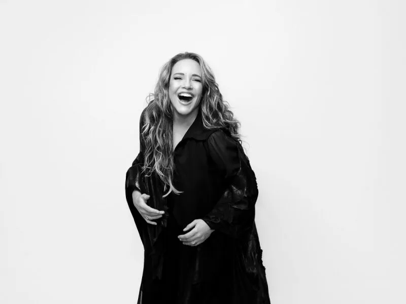 Ana Carolina celebra 25 anos de carreira com a turnê “25 Anas” no Teatro Guararapes