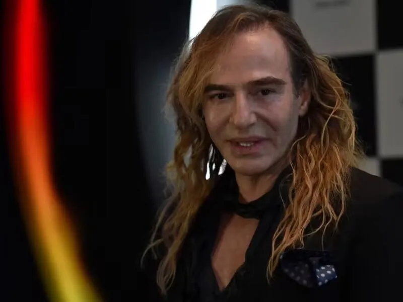 Entenda por que John Galliano cancelou exposição no Metropolitan Museum, em Nova York
