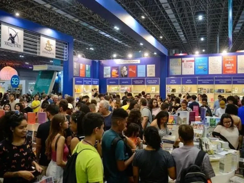 Bienal do Livro de SP 2026 começa com filas, malas de rodinha e grupos escolares