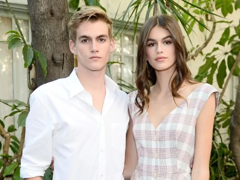 Kaia Gerber desabafou sobre dependência do irmão Presley um mês antes da morte