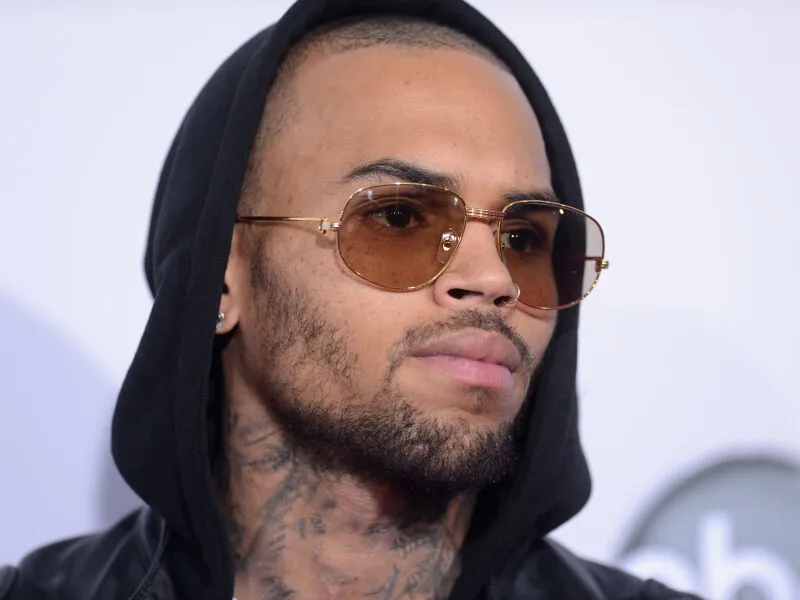 Chris Brown é condenado a 8 meses de prisão com pena suspensa por agressão em boate na Inglaterra