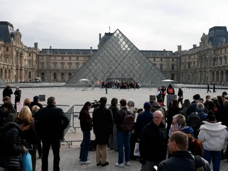 Louvre e outros museus de Paris fecham no sábado (24) por temor de novos confrontos