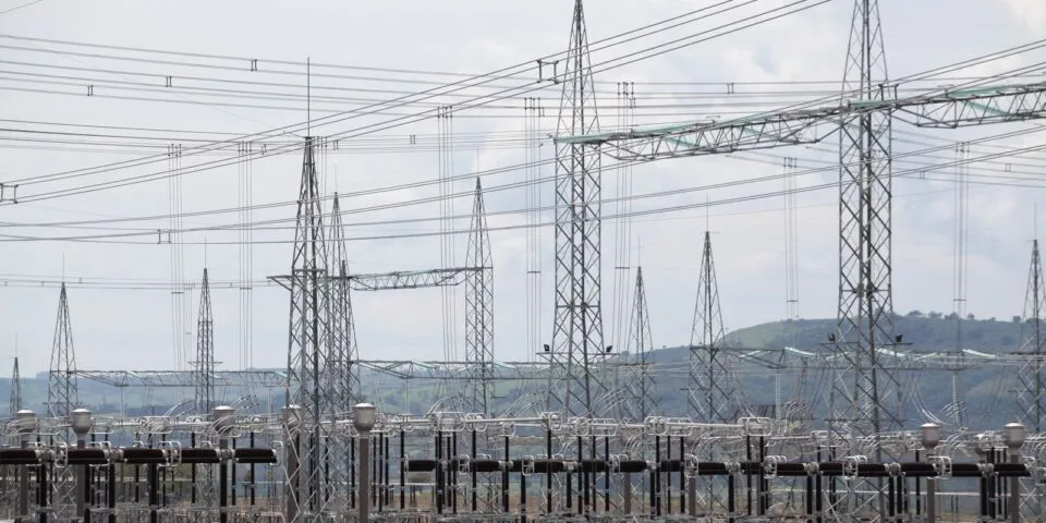 Aneel prevê três leilões de transmissão de energia em 2027