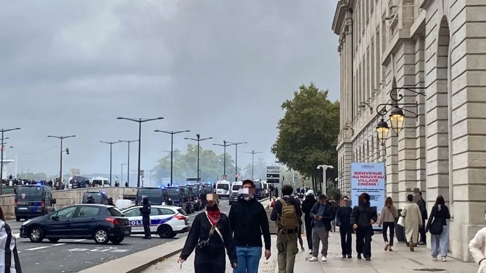 É seguro viajar para a França com os protestos? Entenda a situação