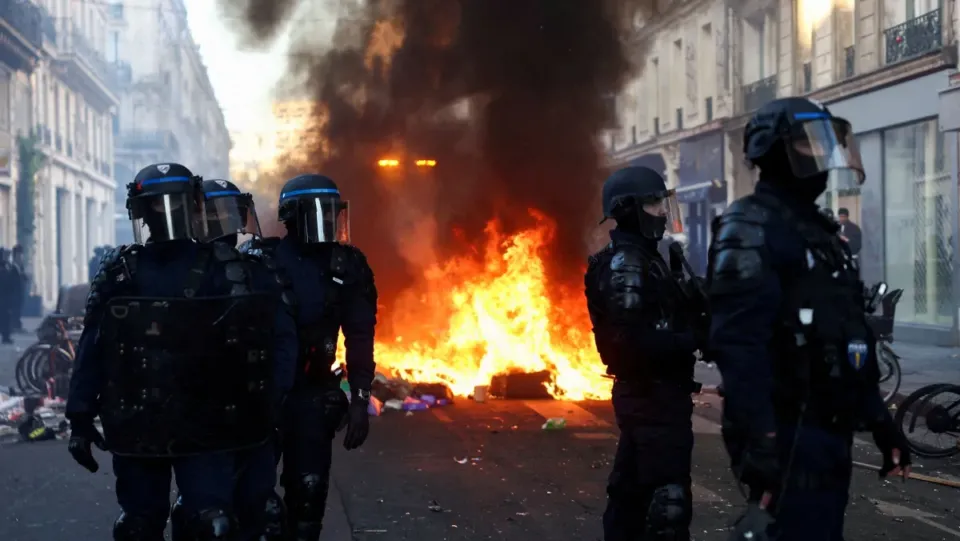 França entra no radar de alerta para turistas após protestos e toques de recolher