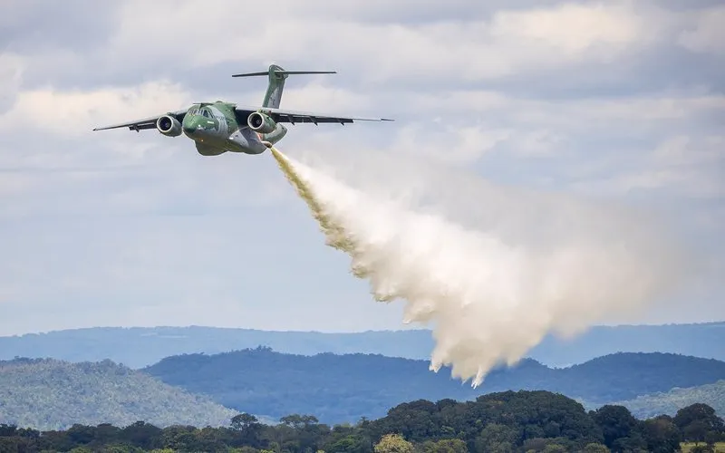 KC-390 da FAB inicia combate aéreo a incêndios no Amazonas
