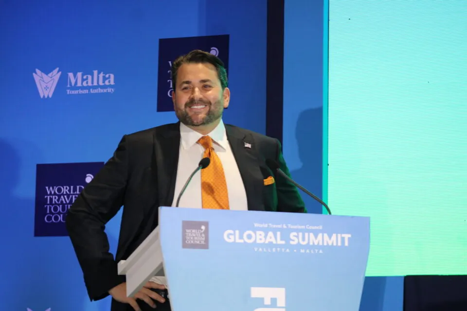 Nick Adams defende turismo longe da política, mas enfrenta questionamentos sobre restrições