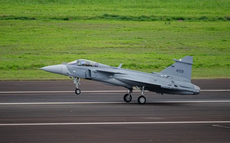 Primeiro caça Gripen E produzido no Brasil realiza voo inaugural