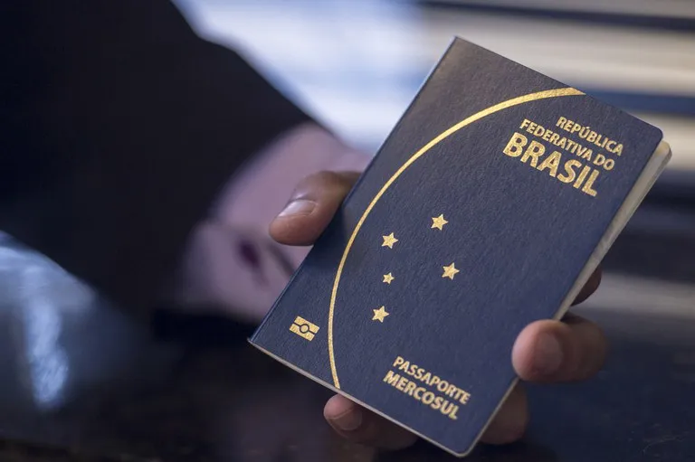 Redes sociais ‘fechadas’ podem dificultar a aprovação de vistos, alerta Embaixada dos EUA